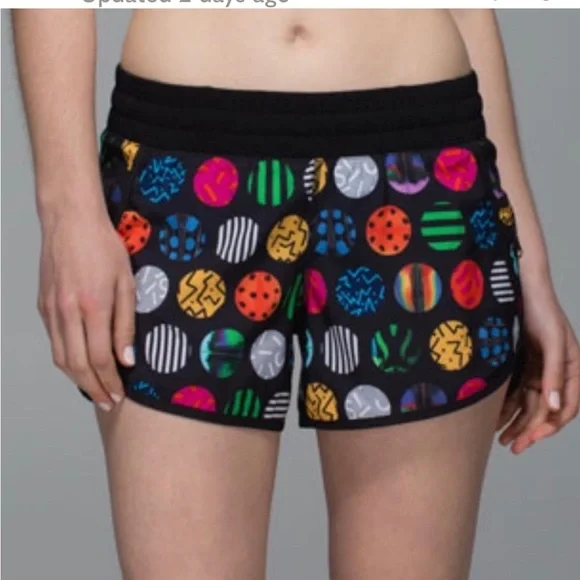 Lululemon Tracker Short 2015 Seawheeze Circle Pills size 6 - Picture 1 of 4